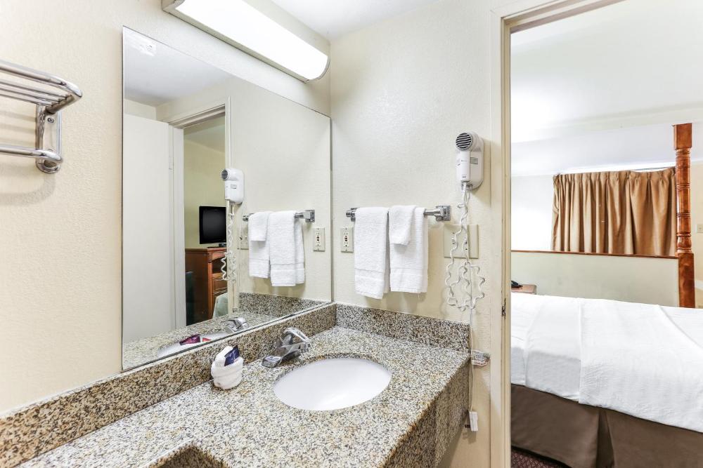Queen Suite - Non-Smoking interior